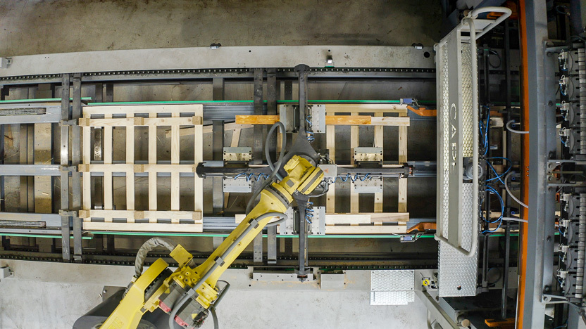 Robot CAPE durante la producción en masa de palets
