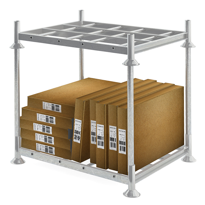 Paquetes para envíos apilados en racks de almacenamiento móvil